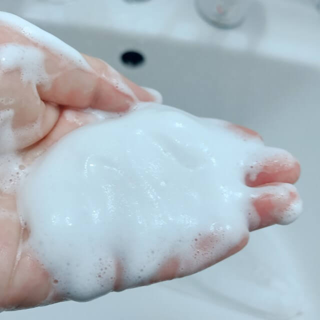  AHA(ピーリング)白色石鹸・100gの泡